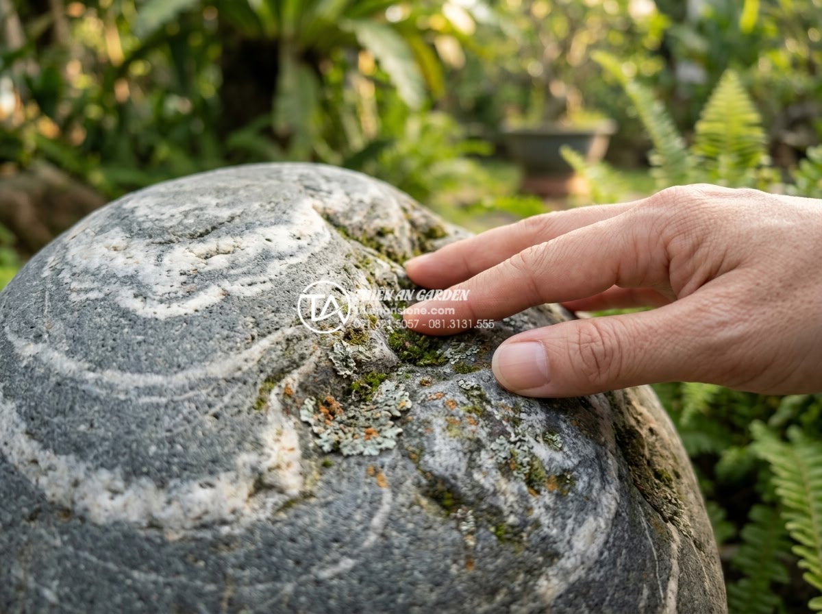 Tiểu Cảnh Sân Vườn - Hình 13 Tiểu Cảnh Sân Vườn - Hand touching rough surface of natural stone in garden setting, detailed texture