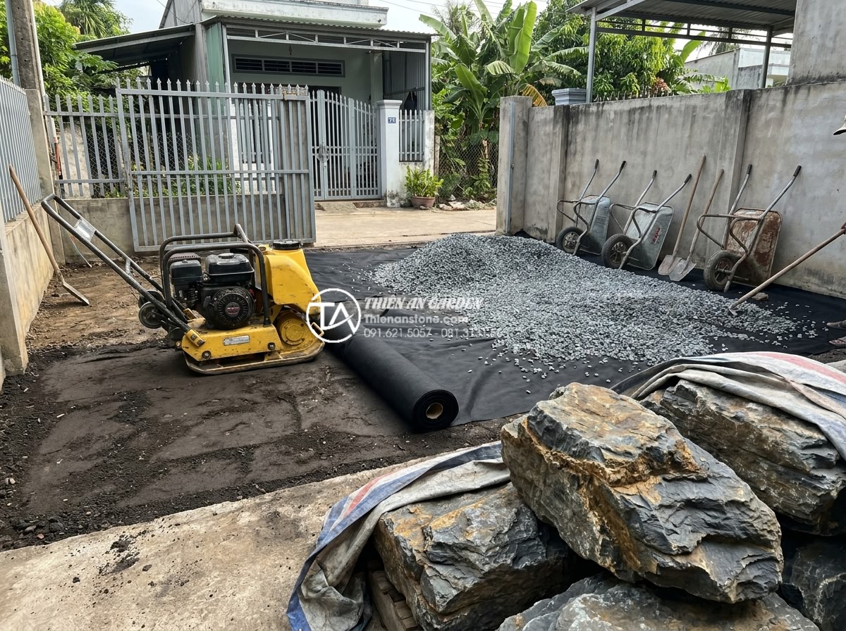 Tiểu Cảnh Trước Nhà - Hình 40 Tiểu Cảnh Trước Nhà - Ground preparation for front yard garden installation, workers compacting soil,