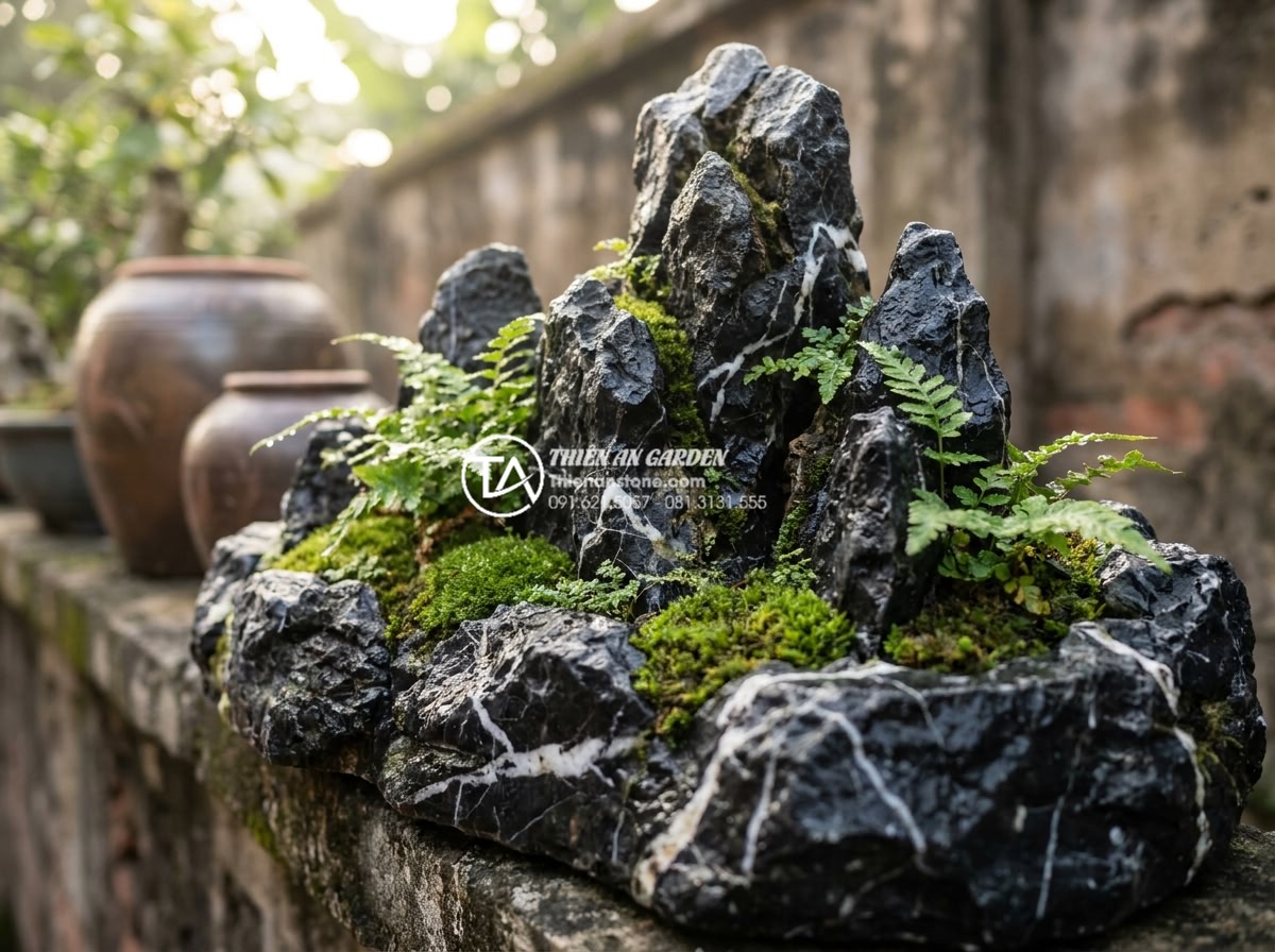 Tiểu Cảnh Vách Tường - Hình 2 Tiểu Cảnh Vách Tường - Close-up detail shot of natural stone texture on a wall-mounted miniature landsc