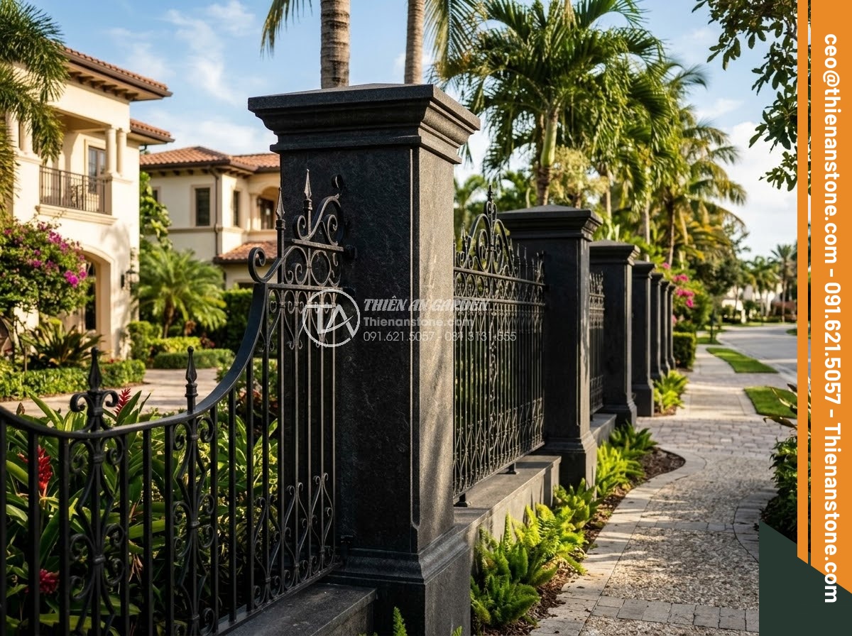 Trụ Đá Hàng Rào - Hình 8 Trụ Đá Hàng Rào - Row of black granite fence pillars with iron railings between them, luxury resid