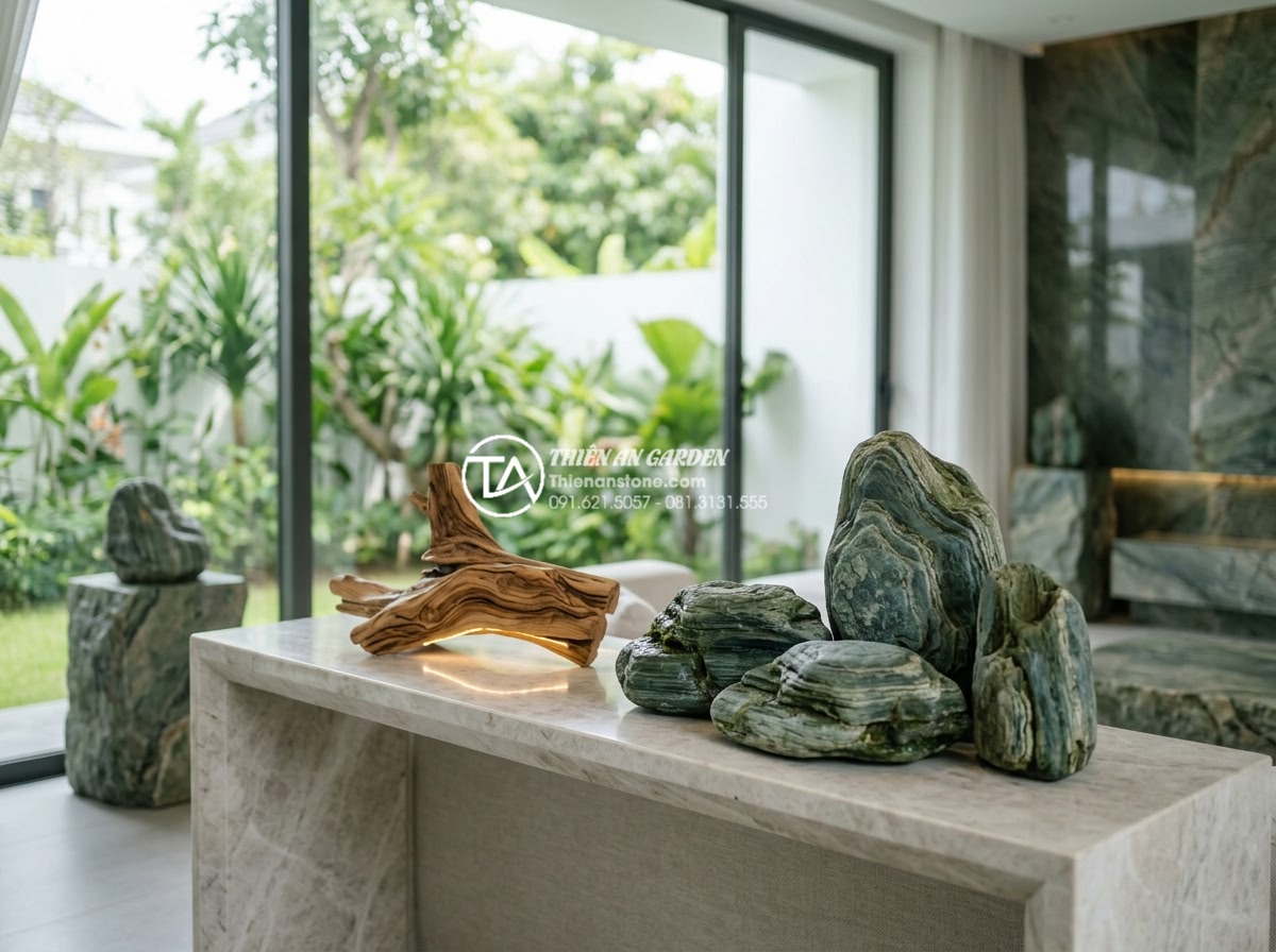 15+ Mẫu tiểu cảnh gỗ lũa đẹp, đẳng cấp dẫn đầu xu hướng 2026 - Modern interior design featuring elegant small-scale driftwood art piece on marb