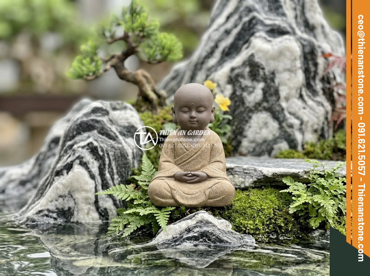 Cách thiết kế tiểu cảnh chú tiểu non bộ chuẩn phong thủy cho sân vườn - Close-up of a Feng Shui hòn non bộ chú tiểu with natural stone mountains, young 