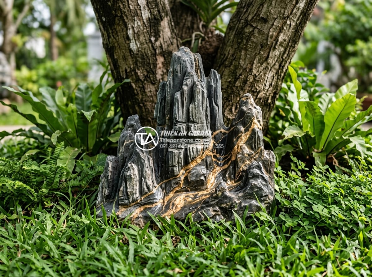 Cách vệ sinh và bảo dưỡng đá cảnh dưới gốc cây luôn sạch rêu mốc - Hình 2 Cách vệ sinh và bảo dưỡng đá cảnh dưới gốc cây luôn sạch rêu mốc - Close-up view of moss-free decorative stone sculpture placed at tree base with l