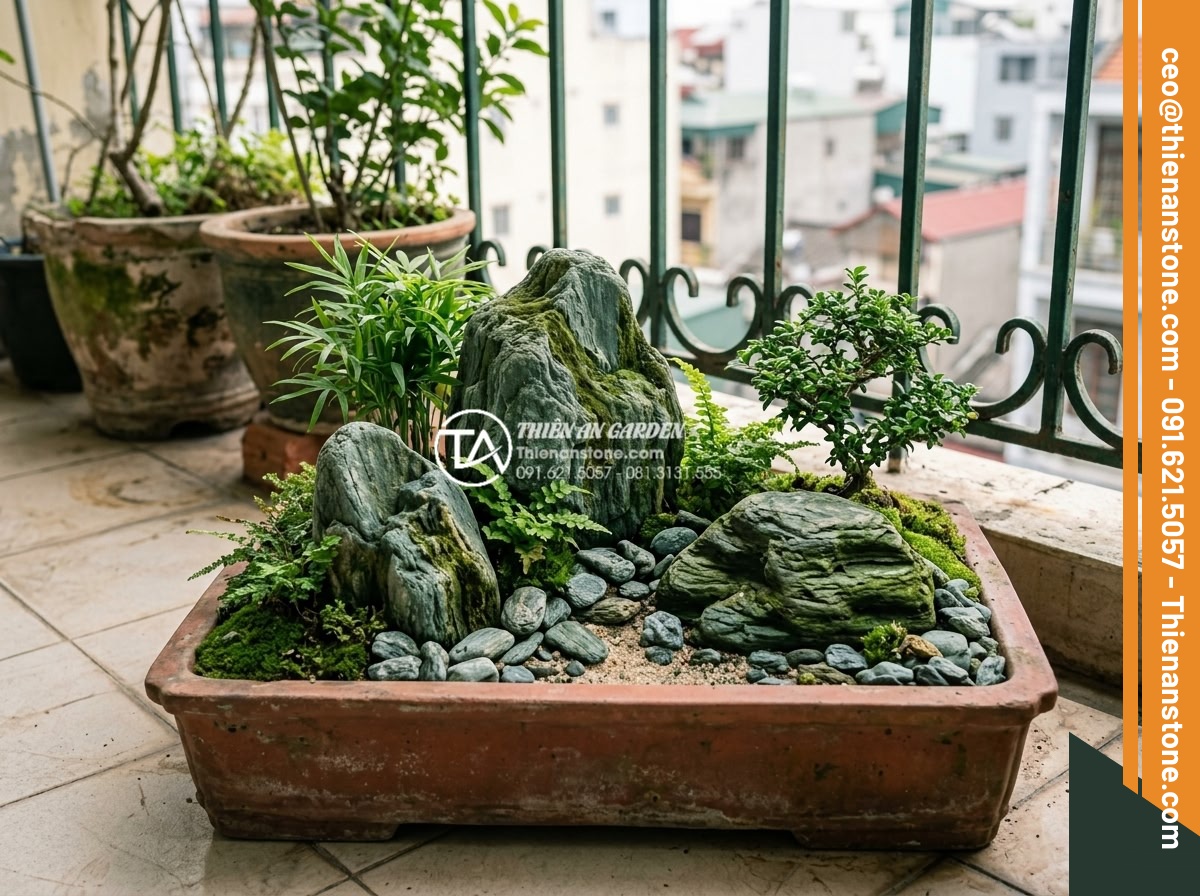 Case Study: Biến ban công 2m2 thành góc thư giãn với tiểu cảnh chú tiểu mini - Hình 20 Case Study: Biến ban công 2m2 thành góc thư giãn với tiểu cảnh chú tiểu mini - Long-term aged beautiful mini zen garden on balcony demonstrating durability of