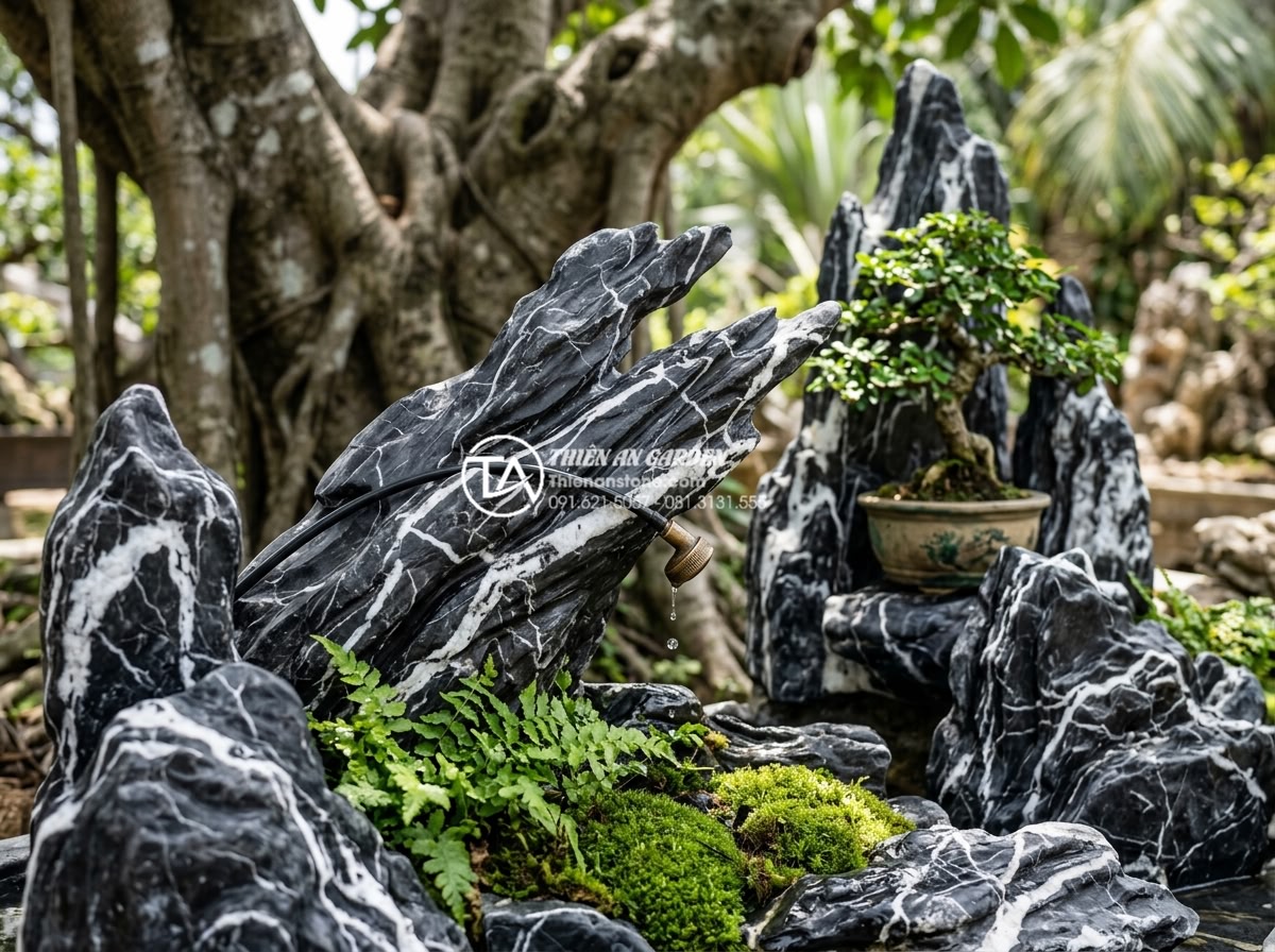 Lắp đặt hệ thống tưới nhỏ giọt cho tiểu cảnh dưới gốc cây: Hiệu quả và thẩm mỹ - Hình 7 Lắp đặt hệ thống tưới nhỏ giọt cho tiểu cảnh dưới gốc cây: Hiệu quả và thẩm mỹ - Artistic integration of drip irrigation system with hand-carved natural stone sc