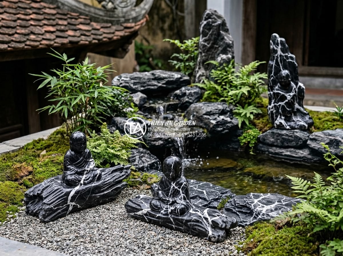 Nên chọn tiểu cảnh chú tiểu bằng đá hay bằng gốm sứ? So sánh chi tiết - Zen garden arrangement with three little monk statues in stone material position