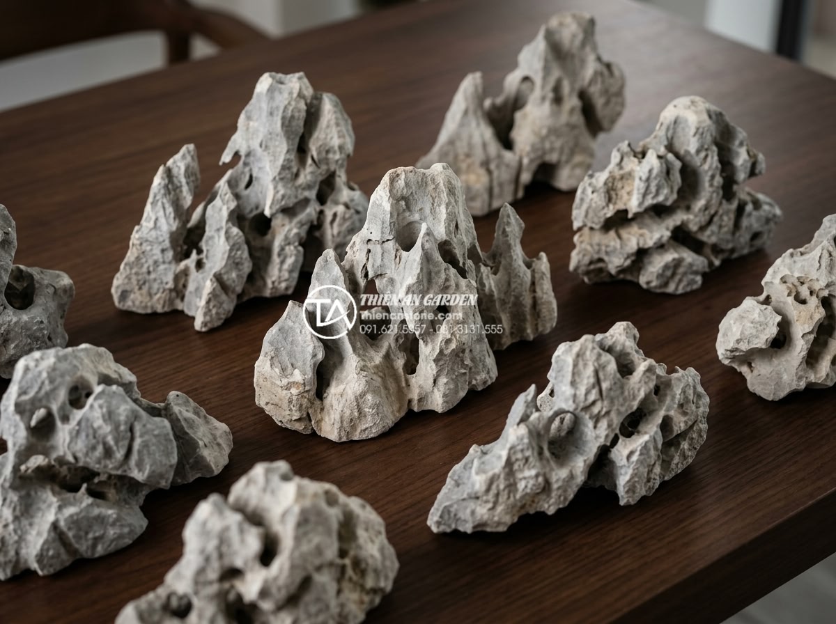 Nghệ thuật thiết kế tiểu cảnh chú tiểu mini cho bàn làm việc và không gian nhỏ - High-resolution image of various natural stone samples arranged neatly on a wood