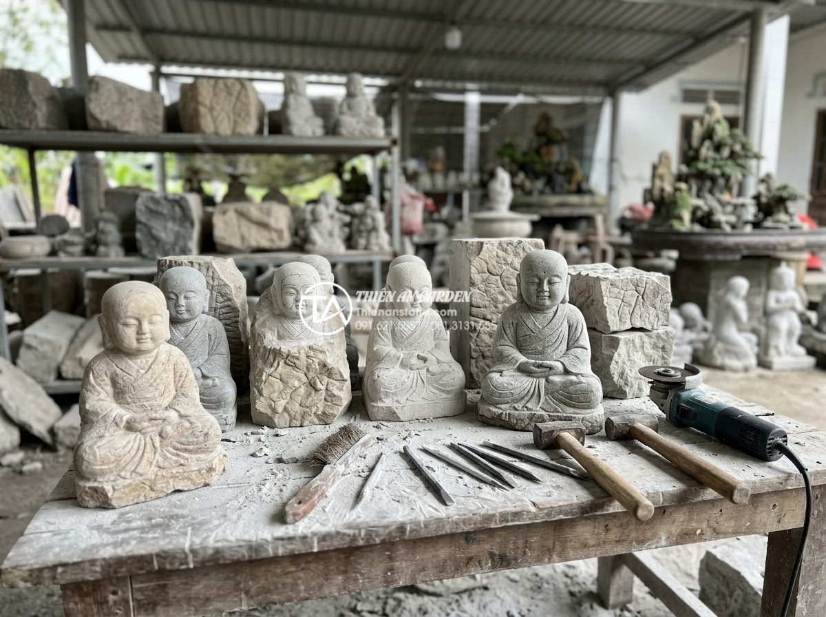 Phân biệt đá tự nhiên nguyên khối và đá bột khi mua tượng chú tiểu - Hình 21 Phân biệt đá tự nhiên nguyên khối và đá bột khi mua tượng chú tiểu - Professional team at Đá Cảnh Thiên An workshop carving high-quality natural ston