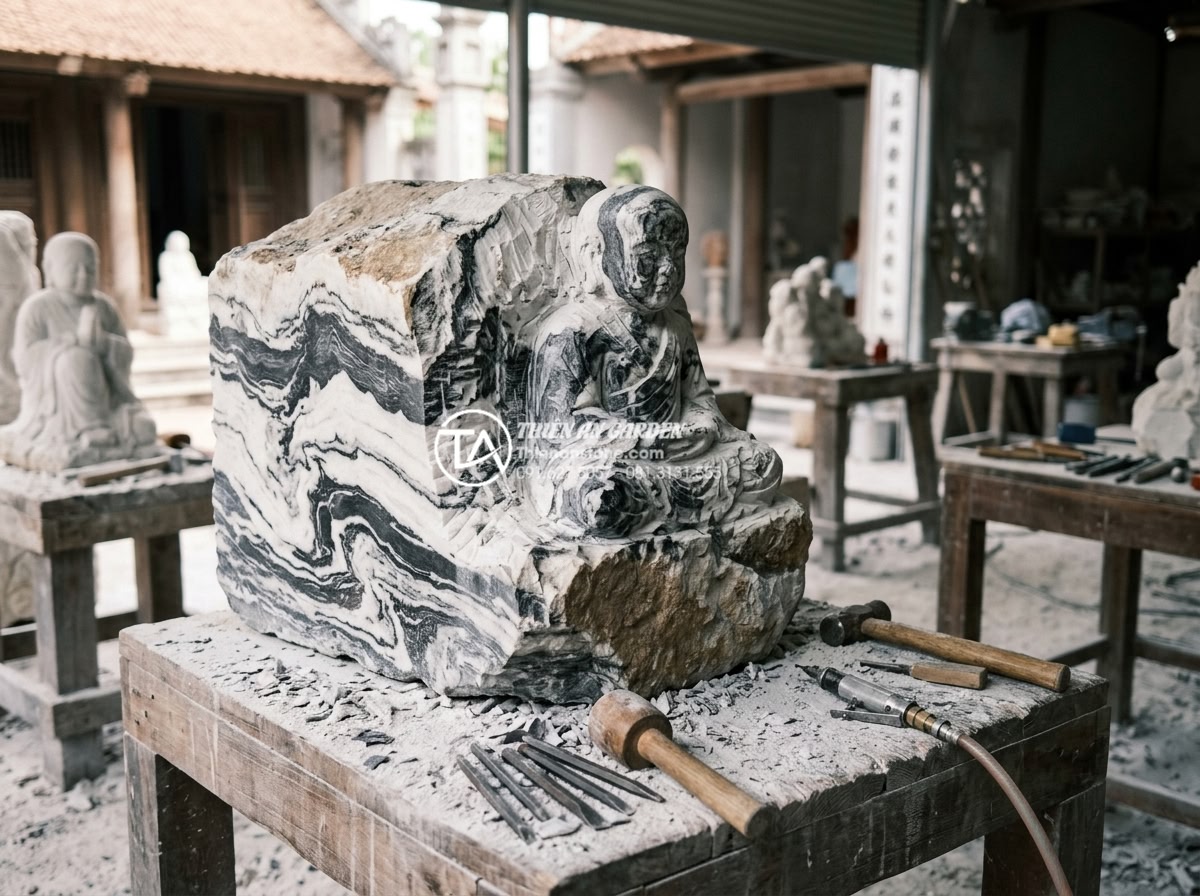 Phân biệt đá tự nhiên nguyên khối và đá bột khi mua tượng chú tiểu - Hình 3 Phân biệt đá tự nhiên nguyên khối và đá bột khi mua tượng chú tiểu - Detailed view of raw natural monolithic stone block being carved into a little m