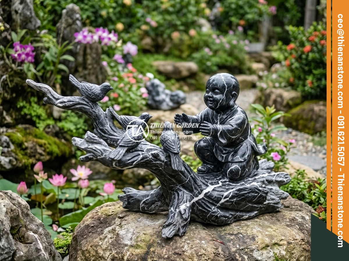 Review 5 bộ tiểu cảnh chú tiểu bán chạy nhất trên thị trường hiện nay - Playful natural stone little monk scene featuring a monk figure interacting with