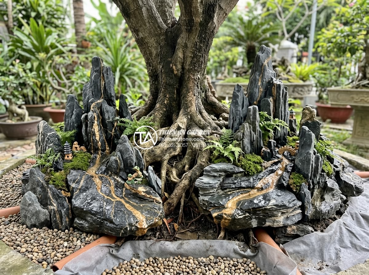 Tư vấn chọn đơn vị thi công tiểu cảnh đá mỹ nghệ uy tín tại Đà Nẵng - Hình 11 Tư vấn chọn đơn vị thi công tiểu cảnh đá mỹ nghệ uy tín tại Đà Nẵng - Carefully designed stone miniature scene installed around mature tree roots with