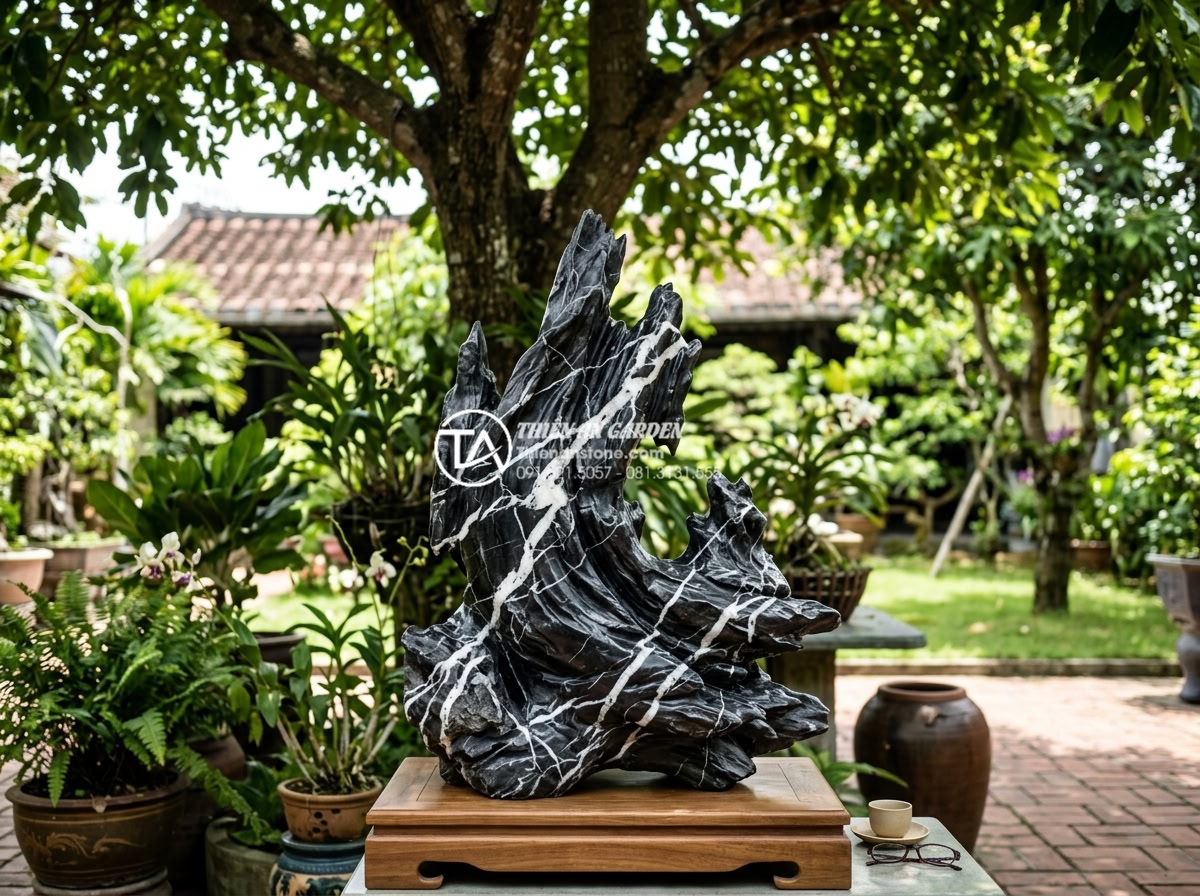 Tư vấn chọn đơn vị thi công tiểu cảnh đá mỹ nghệ uy tín tại Đà Nẵng - Hình 14 Tư vấn chọn đơn vị thi công tiểu cảnh đá mỹ nghệ uy tín tại Đà Nẵng - Happy client reviewing completed artistic stone miniature under tree in Da Nang
