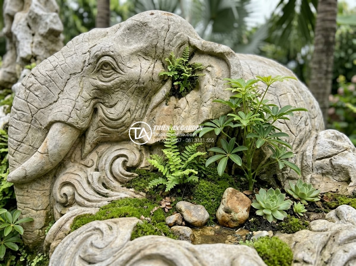 Tư vấn chọn đơn vị thi công tiểu cảnh đá mỹ nghệ uy tín tại Đà Nẵng - Hình 2 Tư vấn chọn đơn vị thi công tiểu cảnh đá mỹ nghệ uy tín tại Đà Nẵng - Close-up view of intricate hand-carved artistic stone details on a miniature roc