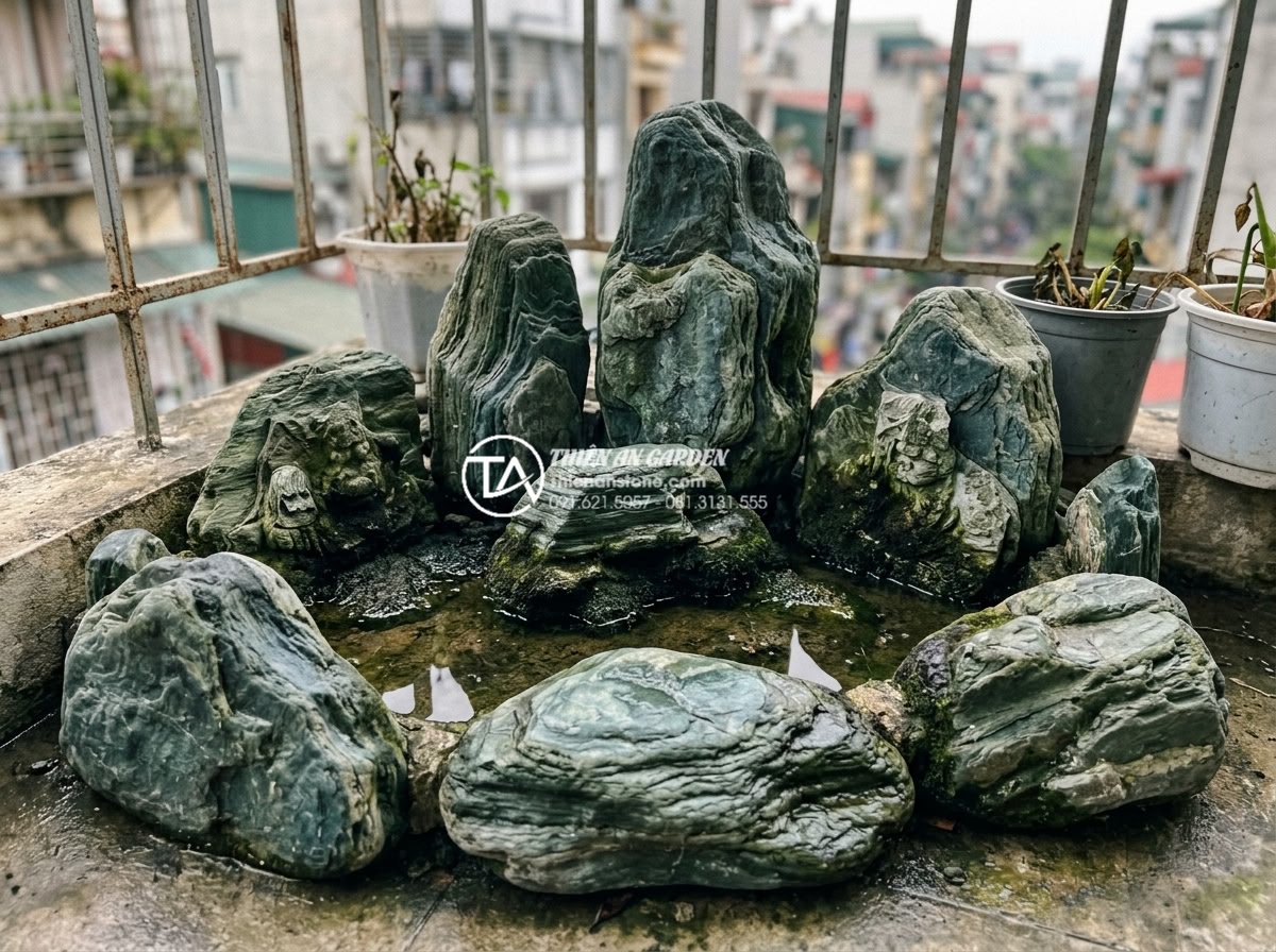 7 Sai lầm phổ biến khiến tiểu cảnh ban công nhanh hỏng và cách khắc phục - Detailed view of a poorly designed balcony rock garden with standing water pools