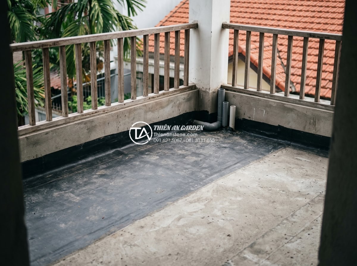 Báo giá thi công tiểu cảnh ban công trọn gói năm 2026 - Step-by-step professional construction process of a natural stone balcony landsc