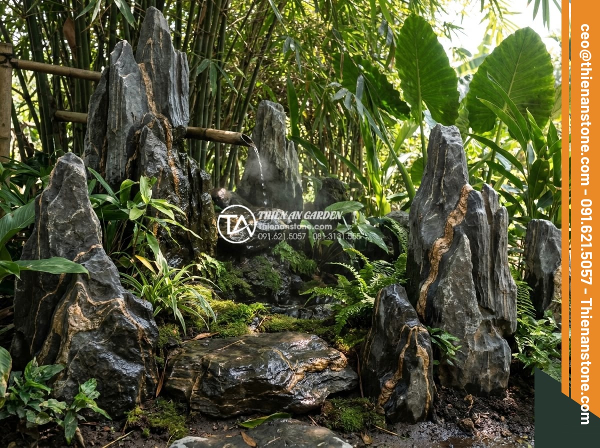 Bí quyết giữ độ ẩm cho cây trong tiểu cảnh góc sân vào mùa hè nắng nóng - Microclimate creation in garden corner using natural barriers and stones for hum