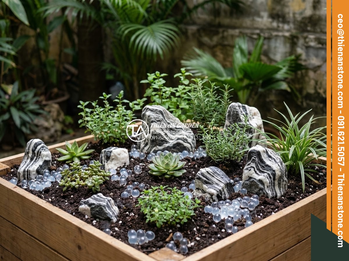 Bí quyết giữ độ ẩm cho cây trong tiểu cảnh góc sân vào mùa hè nắng nóng - Application of water-retaining soil amendments like hydrogel mixed with natural 