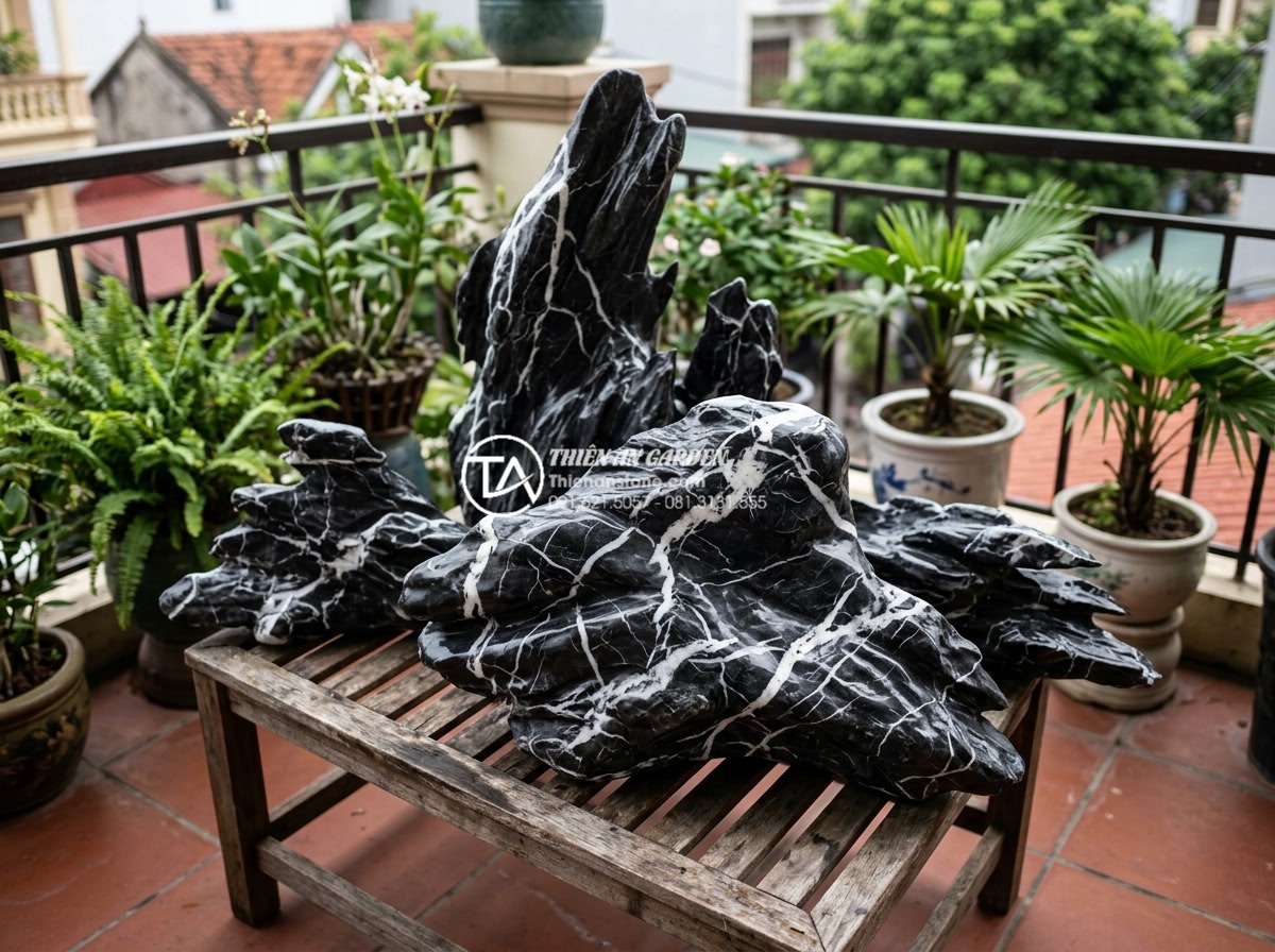 Cách tính toán trọng lượng đá trang trí để đảm bảo an toàn kết cấu ban công - Collection of various natural stones used for balcony decoration including grani