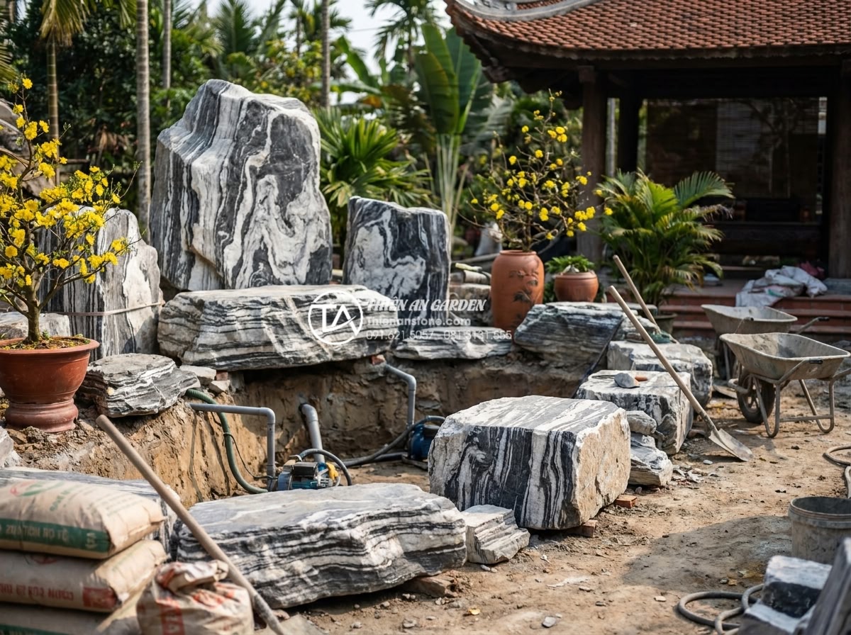 Cách trang trí tiểu cảnh góc sân vườn rực rỡ đón Tết 2027 - Professional construction process of a stone garden corner including workers pla