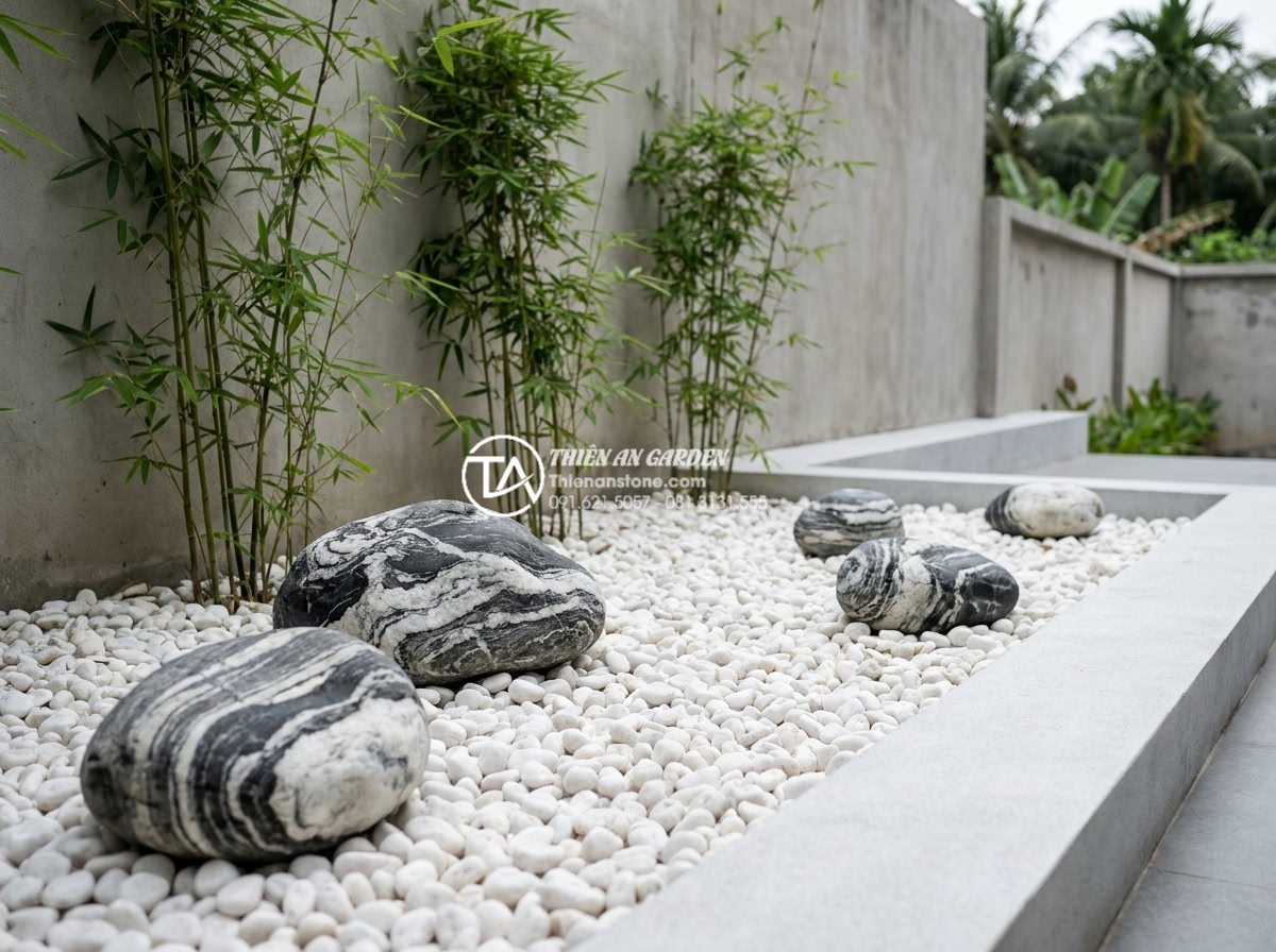 Mẫu tiểu cảnh góc sân vườn hiện đại với sỏi trắng và đá cuội - Modern minimalist corner garden scene featuring bright white pebbles covering th