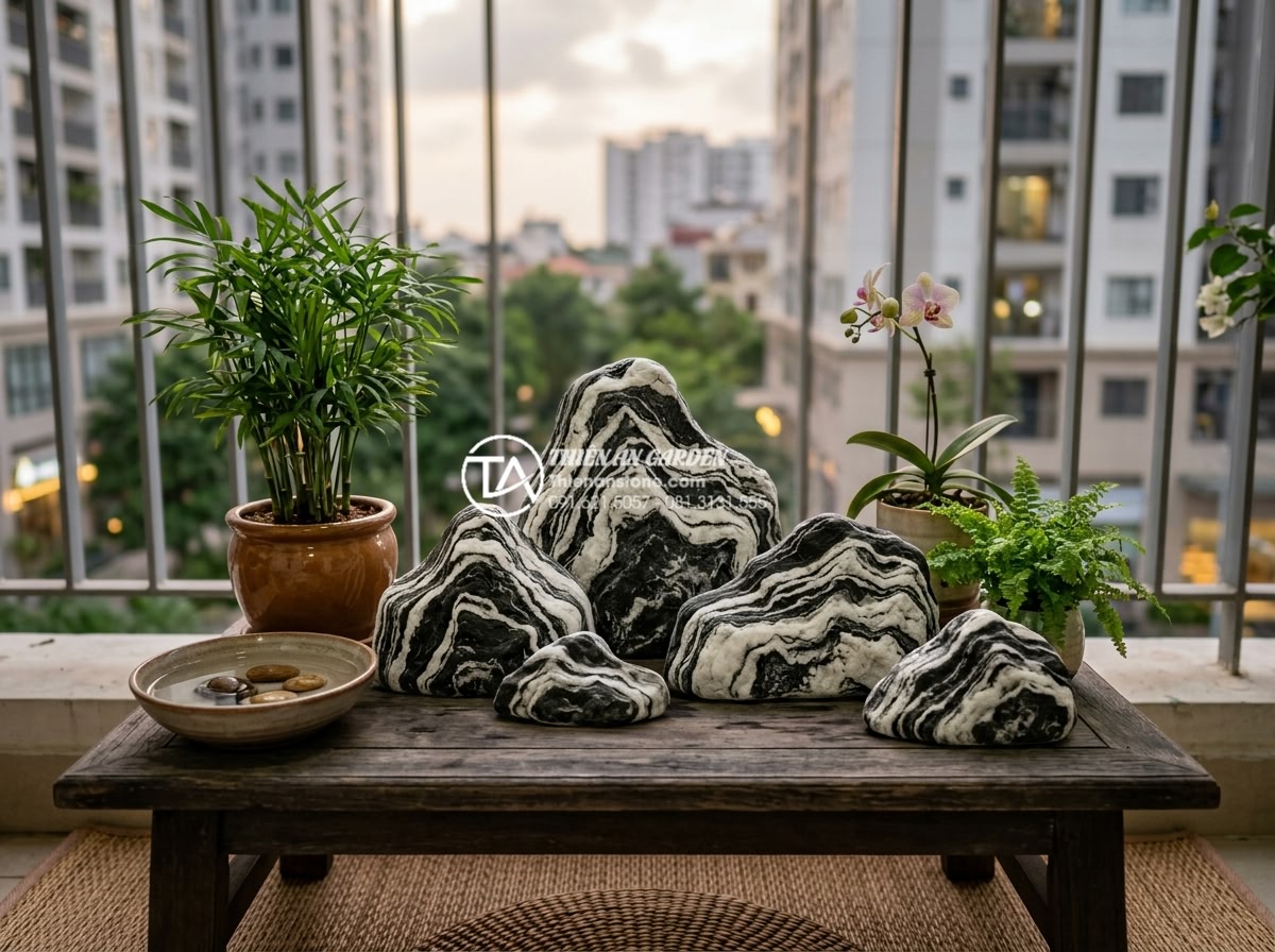 Nghệ thuật sử dụng đá Tuyết Sơn trong tiểu cảnh ban công cao cấp - Artistic arrangement of Snow Mountain stones in balcony setting emphasizing feng