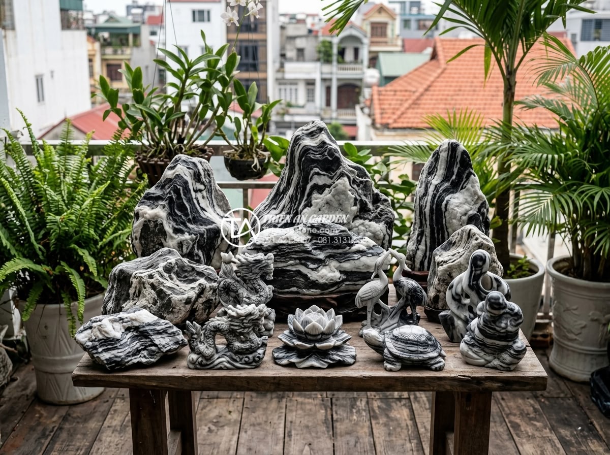 Phong thủy tiểu cảnh ban công: Cách bố trí đá và cây xanh hút tài lộc - Hình 7 Phong thủy tiểu cảnh ban công: Cách bố trí đá và cây xanh hút tài lộc - Variety of natural stones and intricately carved decorative stones displayed for