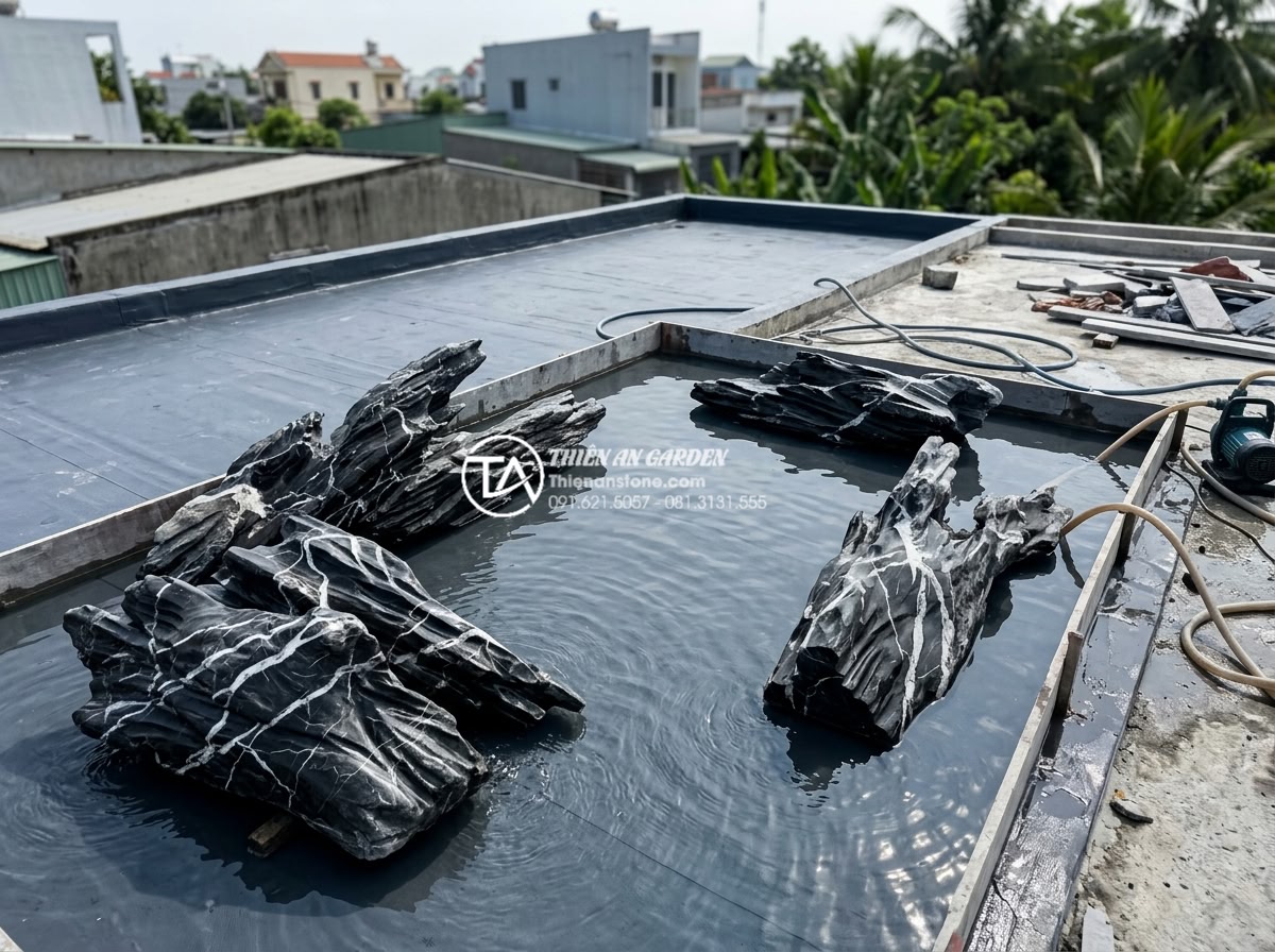 Quy trình chống thấm sân thượng triệt để trước khi làm tiểu cảnh nước - Hình 15 Quy trình chống thấm sân thượng triệt để trước khi làm tiểu cảnh nước - Water testing process on newly waterproofed rooftop before installing stone wate