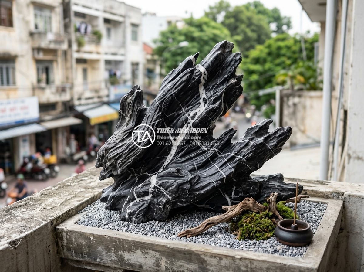 So sánh tiểu cảnh ban công khô và tiểu cảnh nước: Bạn nên chọn loại nào? - High-quality natural stone dry landscape close-up with carved details and zen el