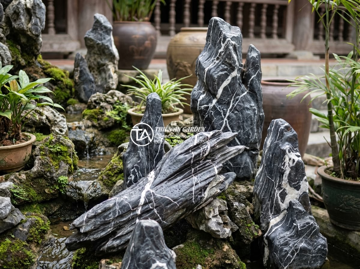 So sánh tiểu cảnh sân thượng khô và ướt: Lựa chọn nào tối ưu cho nhà bạn? - Exquisite hand-carved natural stone art pieces integrated into both dry and wet 
