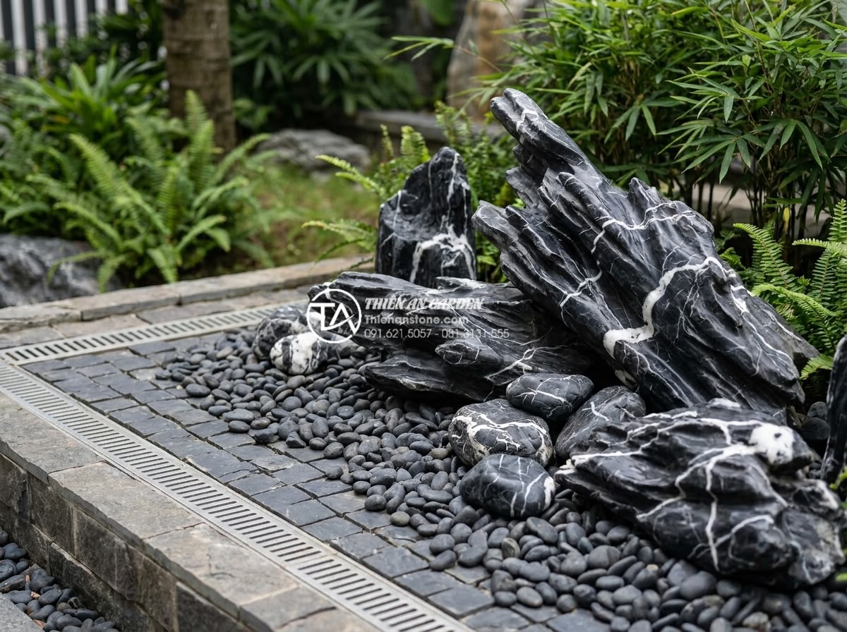Tại sao tiểu cảnh góc sân nhanh xuống cấp? 7 lỗi kỹ thuật thường gặp - Hình 2 Tại sao tiểu cảnh góc sân nhanh xuống cấp? 7 lỗi kỹ thuật thường gặp - Close-up view of high-quality natural stone sculptures and decorative rocks arra