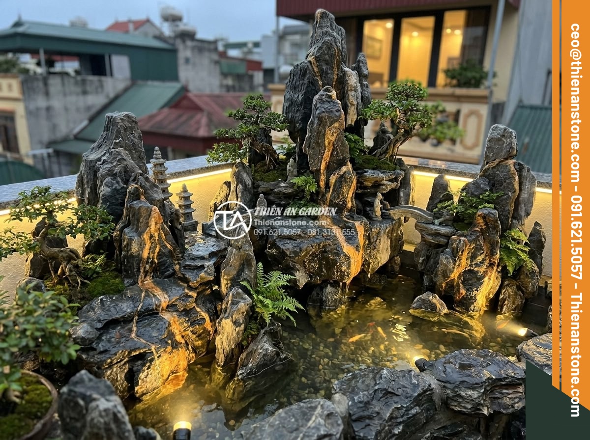 Thiết kế tiểu cảnh sân thượng nhỏ mini cho nhà phố diện tích hẹp - Inspiring artistic small rooftop landscape featuring unique carved stone element