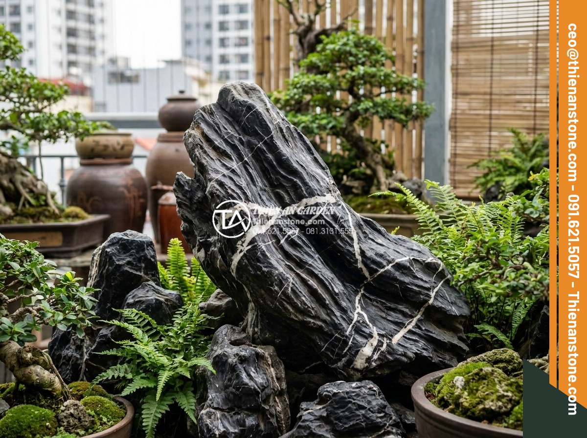 Thiết kế tiểu cảnh sân thượng nhỏ mini cho nhà phố diện tích hẹp - Close view of premium carved stone art pieces and natural rock formations used a