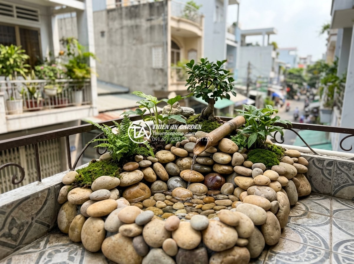 Tiểu cảnh ban công là gì? Lợi ích và những lưu ý quan trọng khi bắt đầu - Hình 3 Tiểu cảnh ban công là gì? Lợi ích và những lưu ý quan trọng khi bắt đầu - Serene balcony miniature landscape with natural stone elements, flowing water fe