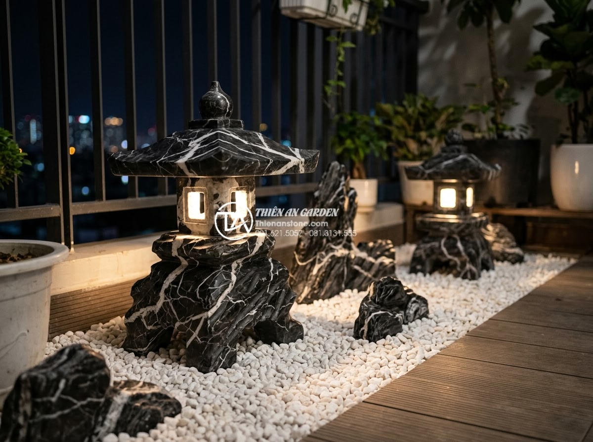 Tiểu cảnh ban công phong cách Zen: Mang thiền định vào căn hộ phố - Stone lanterns on Zen balcony at night: traditional Japanese stone lamp carved f