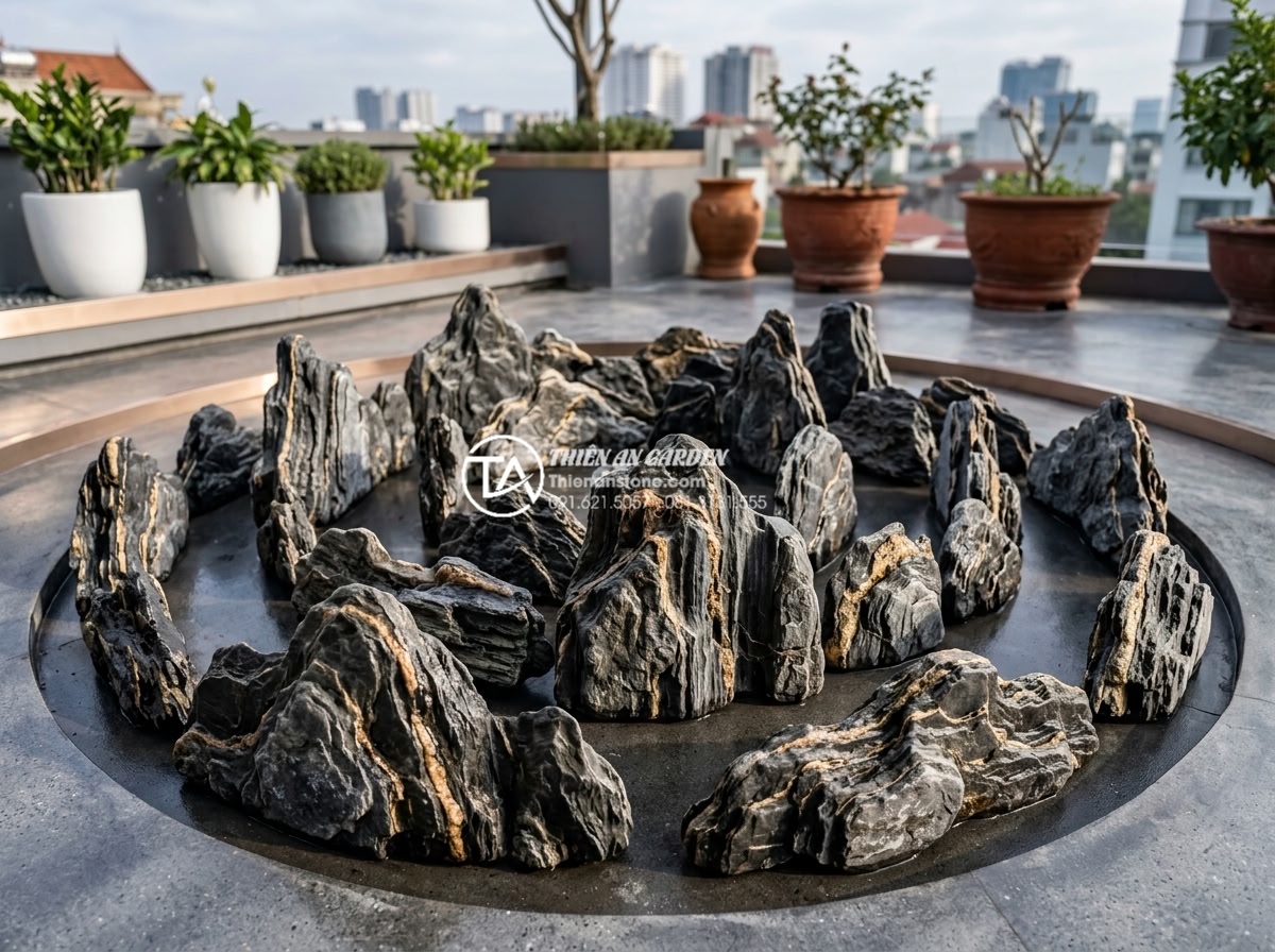 Tiểu cảnh sân thượng cho người mệnh Kim: Chọn đá và cây chuẩn phong thủy - Close-up of premium natural white quartz and marble stones arranged in elegant c