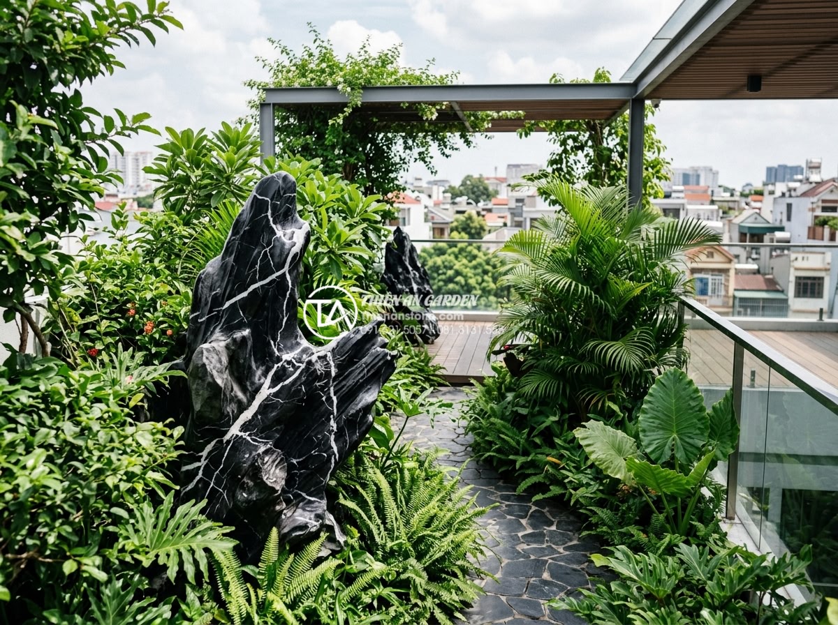Tiểu cảnh sân thượng xanh: Giải pháp hạ nhiệt cực đỉnh cho nhà phố mùa hè - Hình 16 Tiểu cảnh sân thượng xanh: Giải pháp hạ nhiệt cực đỉnh cho nhà phố mùa hè - Stunning modern rooftop green space design with artistic stone sculptures and de
