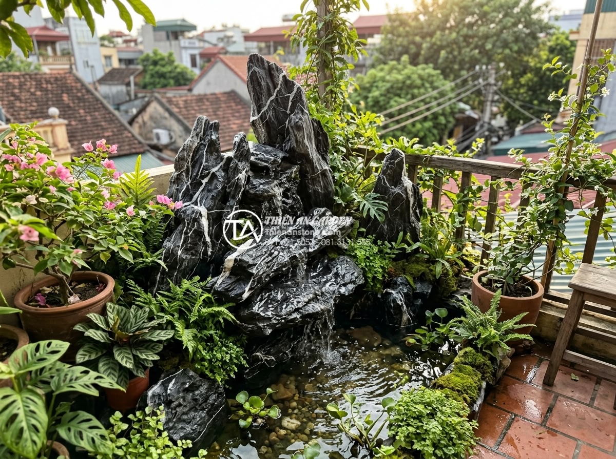 Tiểu cảnh sân thượng xanh: Giải pháp hạ nhiệt cực đỉnh cho nhà phố mùa hè - Hình 9 Tiểu cảnh sân thượng xanh: Giải pháp hạ nhiệt cực đỉnh cho nhà phố mùa hè - Serene rooftop water feature with mini waterfall flowing over natural stones sur