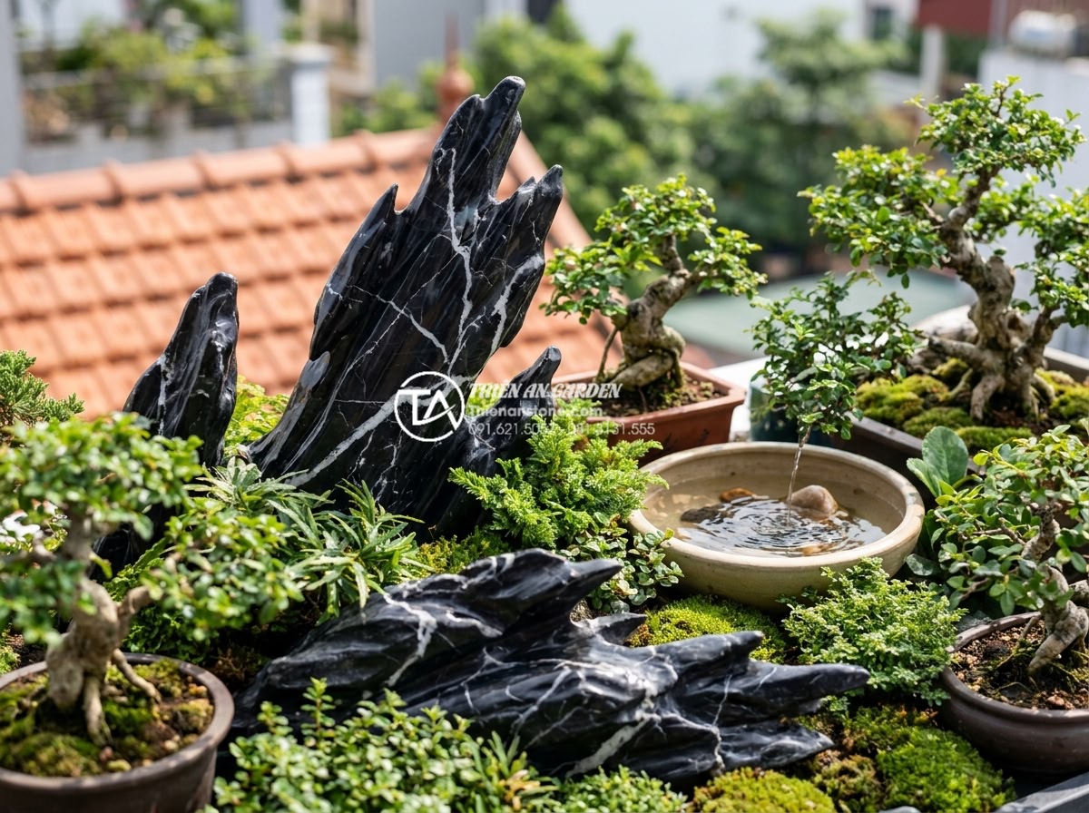 Top 10 loại đá tự nhiên chuyên dụng cho tiểu cảnh trên sân thượng - Detailed close-up view of a modern rooftop terrace miniature landscape featuring
