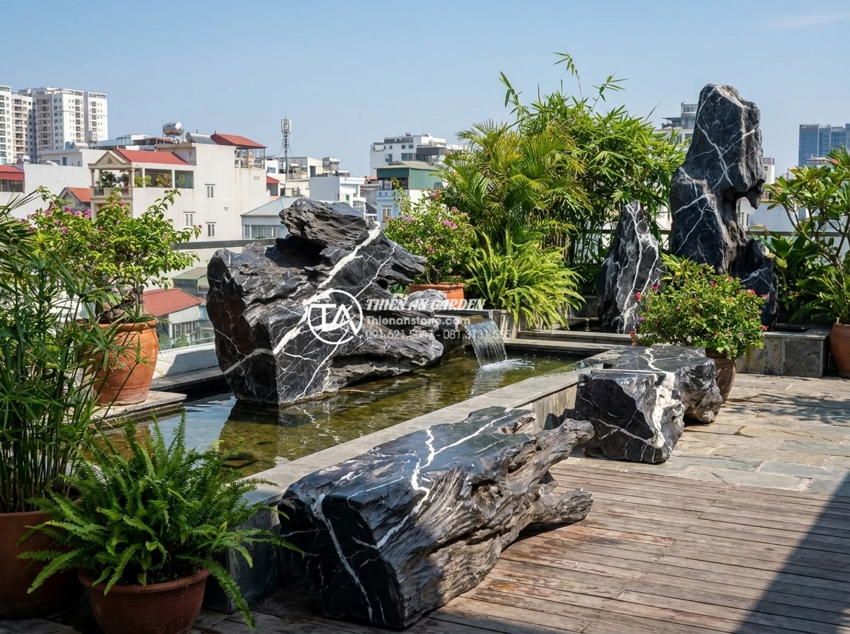 Top 10 loại đá tự nhiên chuyên dụng cho tiểu cảnh trên sân thượng - Hình 8 Top 10 loại đá tự nhiên chuyên dụng cho tiểu cảnh trên sân thượng - Full view of a completed rooftop terrace landscape featuring prominent Lũa stone