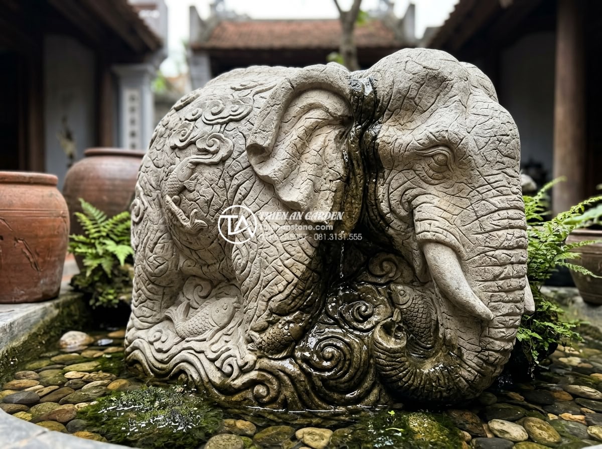 Tư vấn vị trí đặt tiểu cảnh giếng trời trước nhà và giữa nhà chuẩn phong thủy - Hình 2 Tư vấn vị trí đặt tiểu cảnh giếng trời trước nhà và giữa nhà chuẩn phong thủy - Close-up view of intricately carved natural stone elements in a central sky well