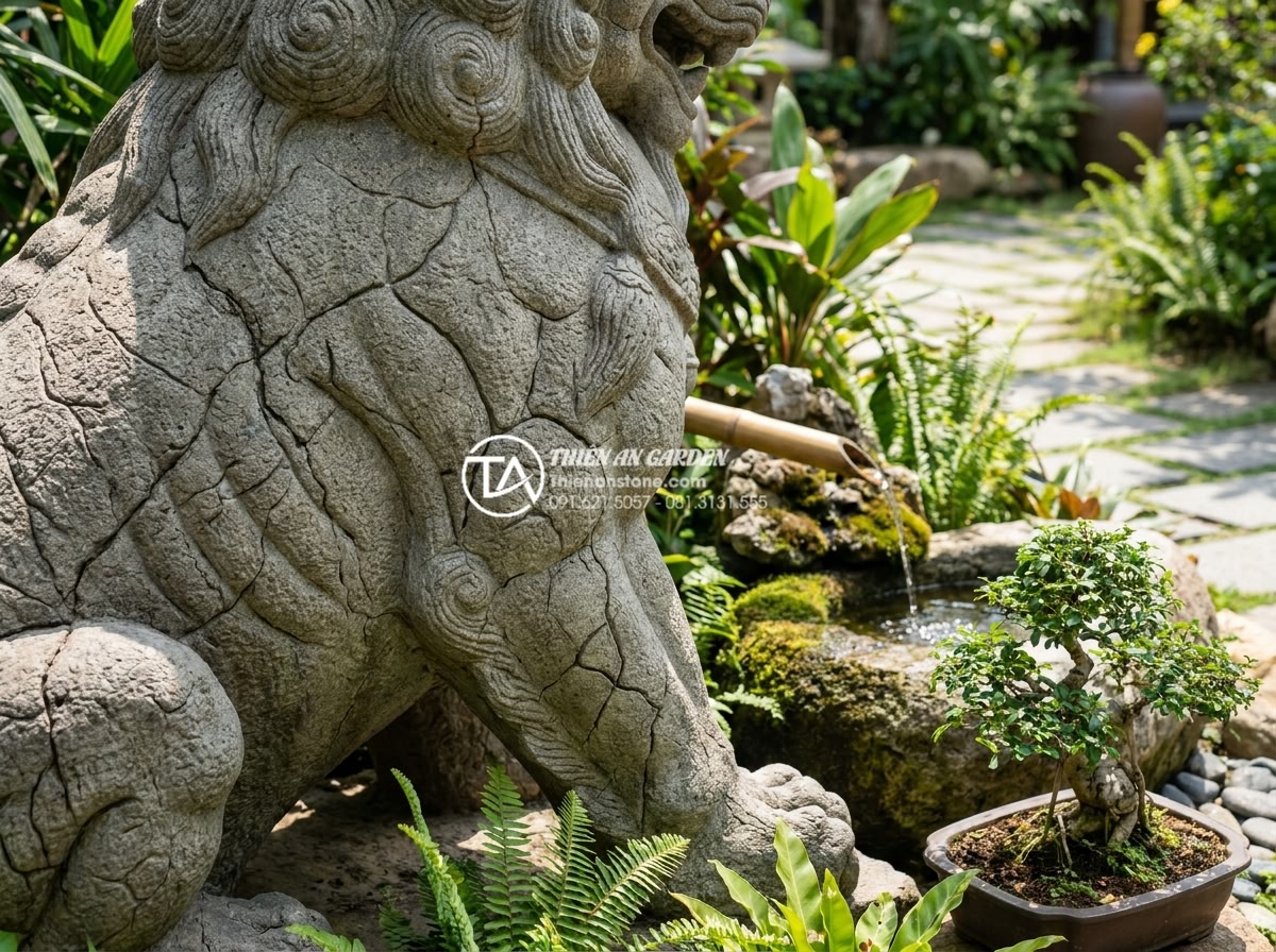 Ứng dụng đá điêu khắc và tượng đá trong tiểu cảnh góc sân nghệ thuật - Hình 2 Ứng dụng đá điêu khắc và tượng đá trong tiểu cảnh góc sân nghệ thuật - Close-up view of detailed stone carving techniques on a large garden statue surr