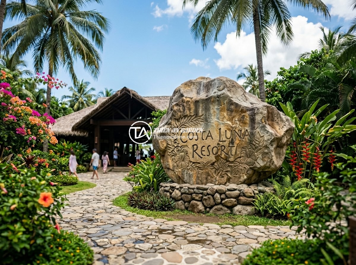 Bảng hiệu đá cuội vàng - Hình 6 Bảng hiệu đá cuội vàng - Grand entrance of a tropical resort featuring a massive yellow pebble stone sign