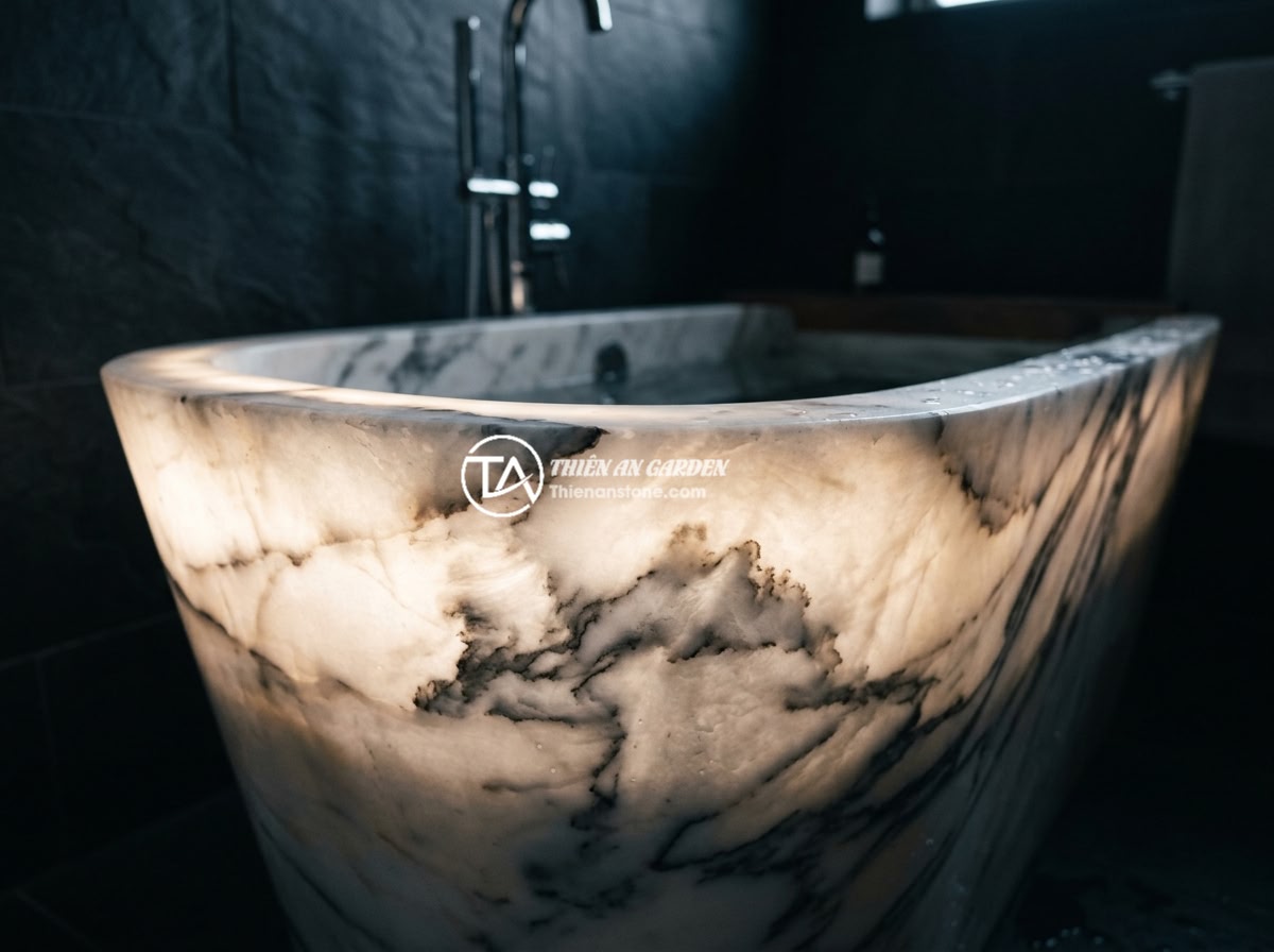 Bồn tắm đá trắng vân mây - Hình 5 Bồn tắm đá trắng vân mây - Close-up of white marble bathtub edge showing translucent light passing through