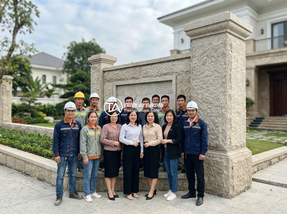 Cập Nhật Xu Hướng Mẫu Trụ Cổng Rào Đá Tự Nhiên Sang Trọng 2026 - Professional team photo of stone craftsmen and landscape architects from Da Canh