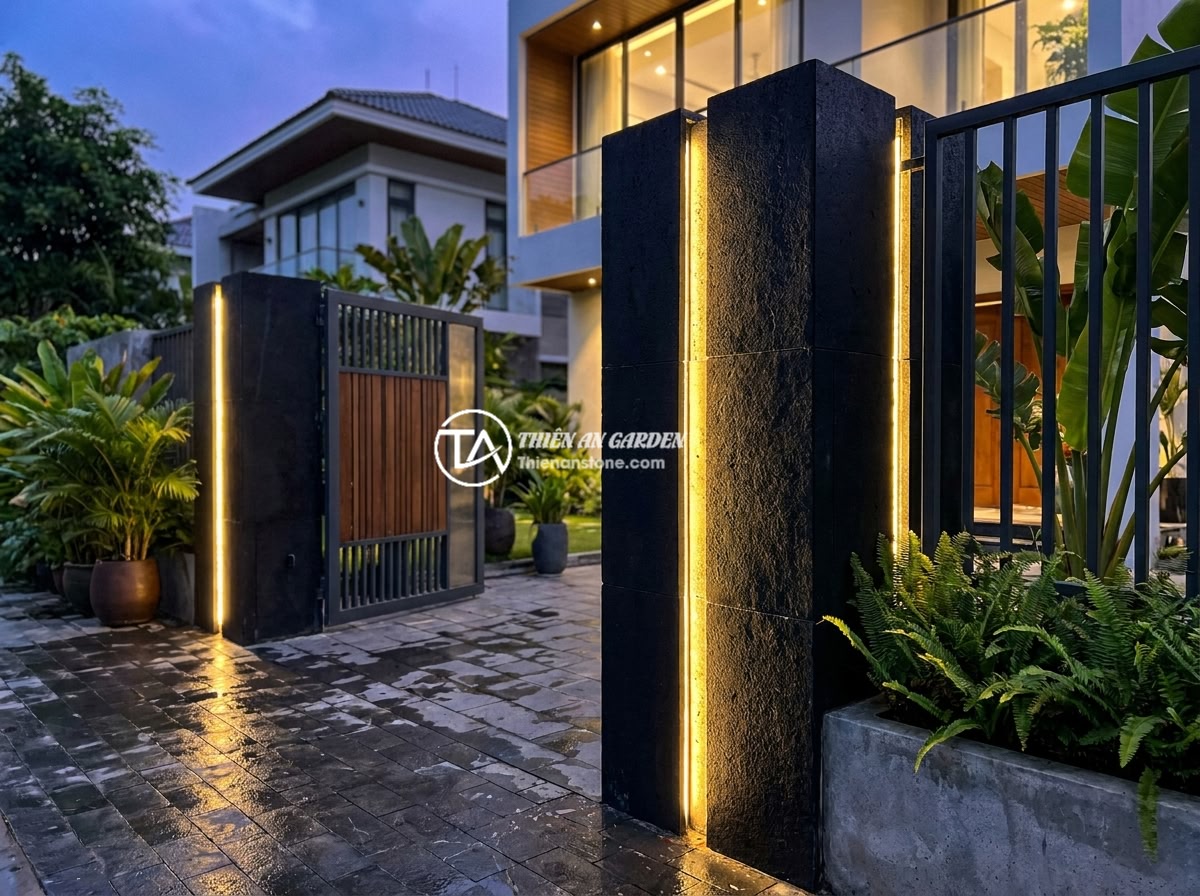 Cập Nhật Xu Hướng Mẫu Trụ Cổng Rào Đá Tự Nhiên Sang Trọng 2026 - Modern Vietnamese residence entrance with sleek black basalt stone gate pillars 