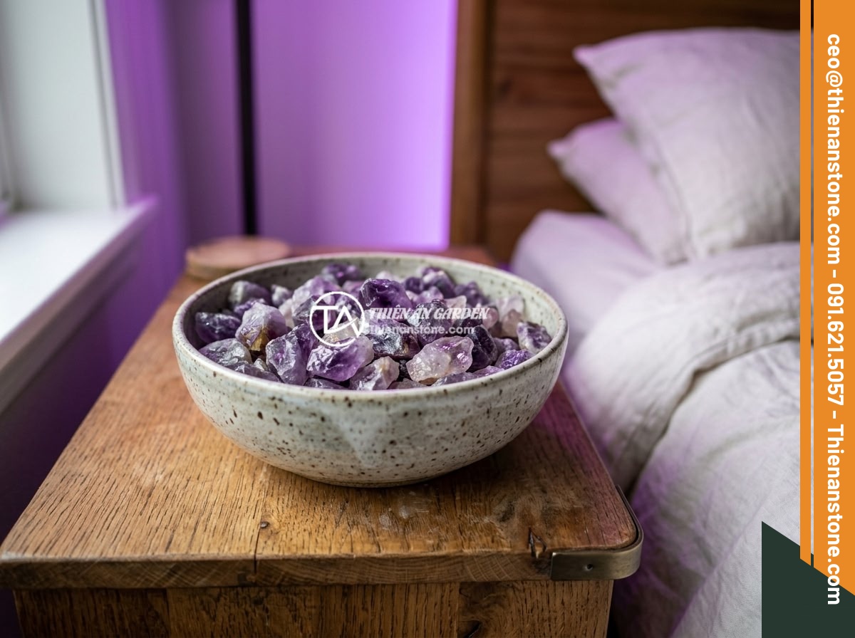Có Nên Để Đá Thạch Anh Vụn Trong Phòng Ngủ? Lời Khuyên Từ Chuyên Gia - Close-up of amethyst crushed quartz stones in a decorative ceramic bowl placed o