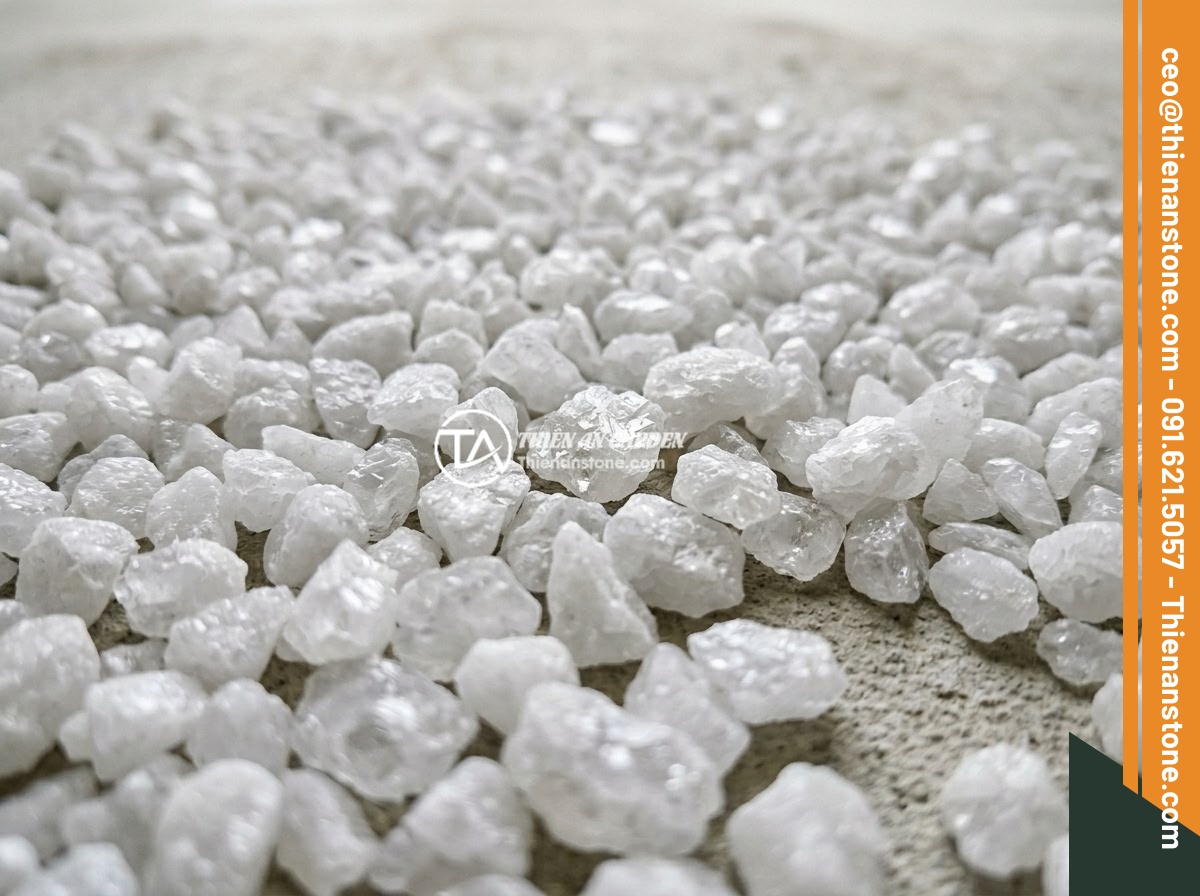 Hướng Dẫn Vệ Sinh Và Bảo Dưỡng Đá Thạch Anh Vụn Sau Khi Rải Nền Nhà - Hình 1 Hướng Dẫn Vệ Sinh Và Bảo Dưỡng Đá Thạch Anh Vụn Sau Khi Rải Nền Nhà - Close-up view of crushed quartz stones spread evenly on a house foundation floor
