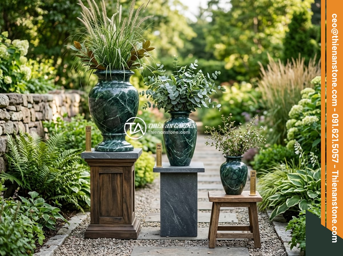 Lục bình đá xanh Ấn Độ - Hình 9 Lục bình đá xanh Ấn Độ - A curated display of three different sizes of Indian green marble vases arranged