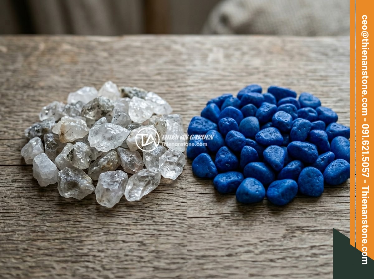 Mua Đá Thạch Anh Vụn Online Hay Trực Tiếp? Ưu Nhược Điểm Và Lời Khuyên - Close-up comparison between genuine natural crushed quartz stones and fake dyed 