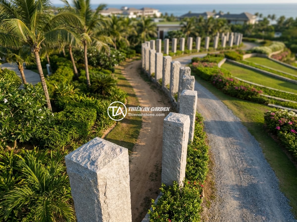 Trụ Đá Hàng Rào Cho Khu Nghỉ Dưỡng Và Sân Vườn Resort - Aerial view of a luxury resort perimeter with evenly spaced natural stone fence 